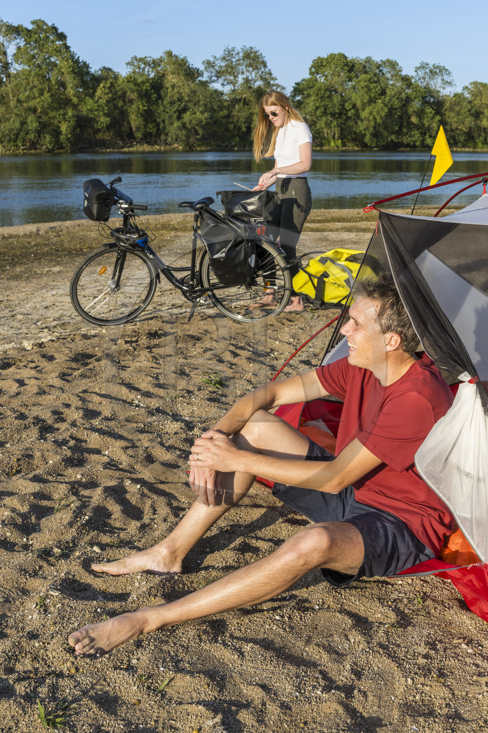 France, Maine-et-Loire (49), vallée de la Loire classée au Patrimoine Mondial par l'UNESCO, Saumur vers Saint-Hilaire, randonnée à bicyclette le long des berges de la Loire, campement pour la nuit sur un des bancs de sable formant des îles sur la Loire