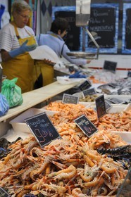 France, Loire-Atlantique (44), Nantes, marché de Talensac, étal du poissonnier, langoustines
