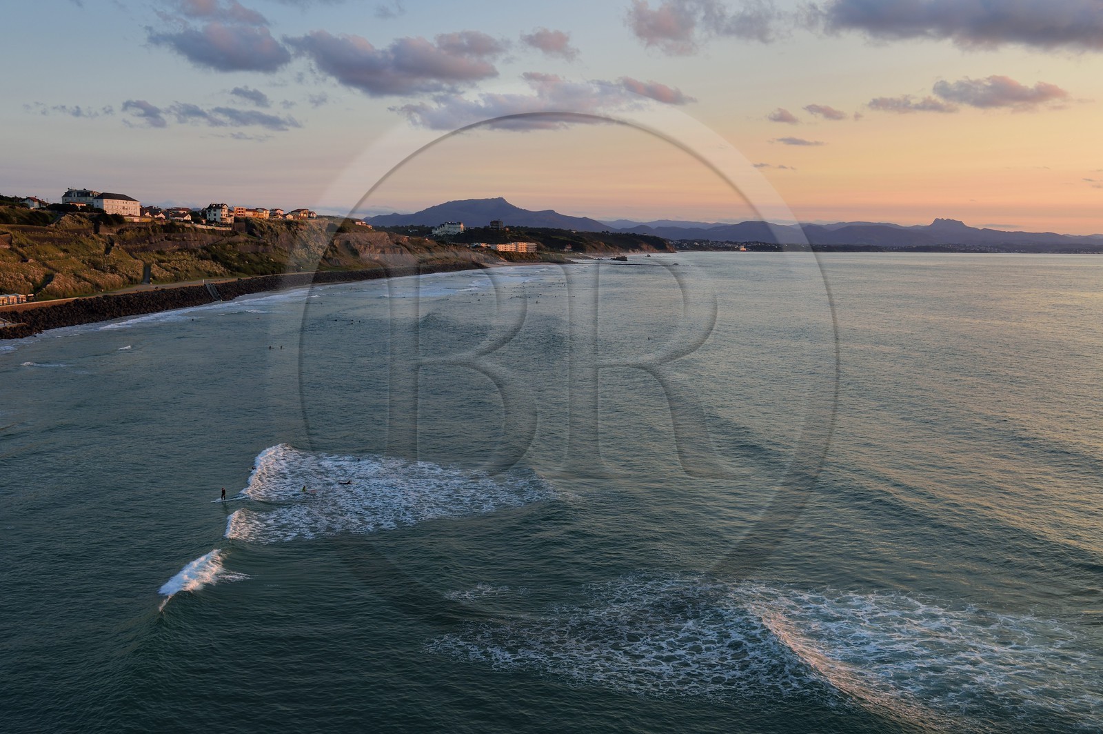 France, Pyrénées-Atlantiques (64), Pays-Basque, Biarritz, la Cote basque à la corniche vers Saint Jean de Luz et les sommets des Pyrénées Basques
