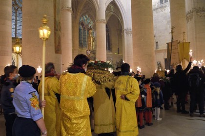 France, Meurthe-et-Moselle (54), Saint-Nicolas-de-Port, basilique de Saint Nicolas, procession aux flambeaux qui est fêtée depuis 1245 à l'occasion de la Saint-Nicolas, la relique du dextre bénissante de saint Nicolas (selon la tradition il s'agit de l'os d'une phalange de la main droite de l'évêque) qui est conservée dans un bras reliquaire de la fin du XIXème siècle en argent, or, émaux et diamants