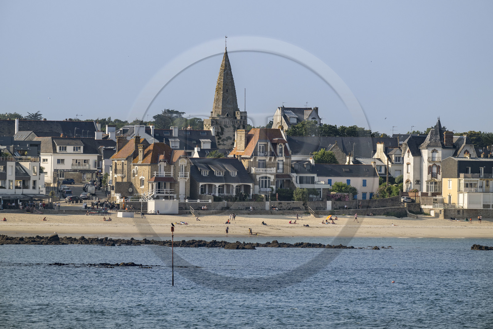 France, Morbihan (56), rade de Lorient, Larmor-Plage, église Notre-Dame de Larmor-Plage et sa  tour de guet fortifiée