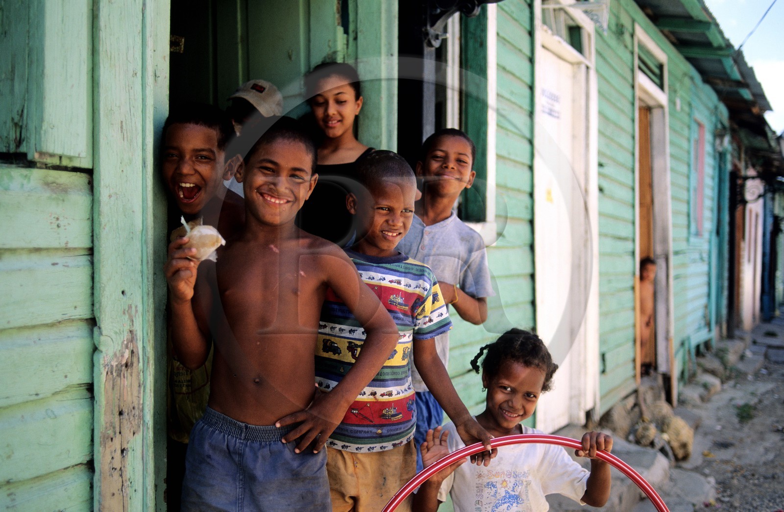 République Dominicaine, Saint-Domingue (Santo Domingo), quartier colonial, ruelle populaire, gamins dominicains