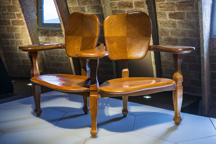 Espagne, Catalogne, Barcelone, quartier de l'Eixample, Passeig de Gracia, Pedrera ou Casa Mila (1905-1910) de l'architecte du modernisme catalan Antoni Gaudi, site classé au Patrimoine Mondial de l'UNESCO, petit canapé Confident (1907) de la Casa Batllo