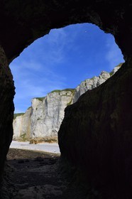 France, Seine-Maritime (76), Pays de Caux, Côte d'Albâtre, Etretat, la alaise d'Aval vue depuis un passage sous la pointe de la Courtine à marée basse