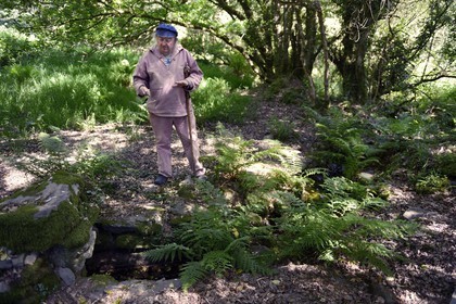 France, Finistère (29), parc naturel régional d'Armorique, Monts d'Arrée, Brasparts, le conteur Claude Le Lann explique la mythologie locale, les phénomènes energétiques et la puissance tellurique de certains sites, comme ici devant une source druidique
