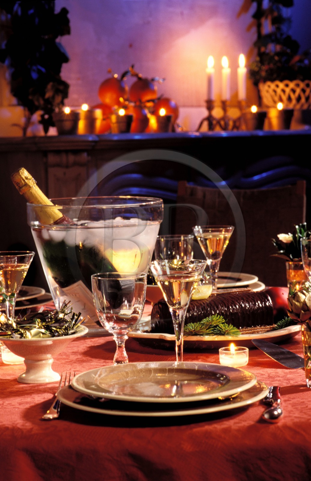 France, Noël, table de fête dressée avec un seau à champagne