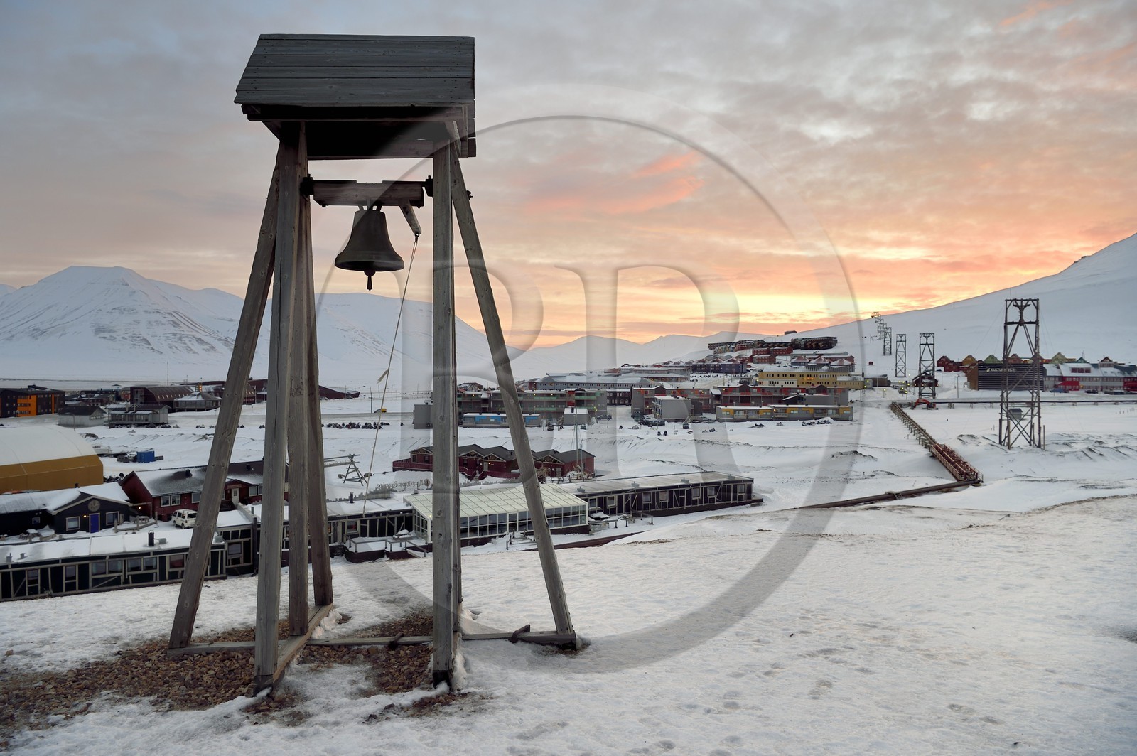 Norvège, Svalbard, Spitzberg, la tour de l'horloge surplombant Longyearbyen