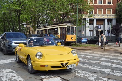 Italie, Lombardie, Milan, cabriolet Alfa Romeo Duetto Spider jaune dans les rues de la ville