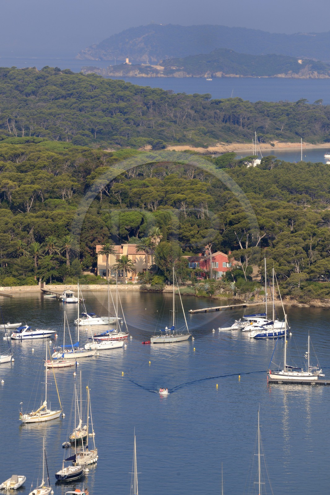 France, Var (83), Iles d'Hyères, parc national de Port-Cros, île de Porquerolles, le port du village