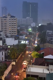 Sri Lanka, province de l'ouest, district de Colombo, Colombo, la ville moderne sous une pluie tropicale