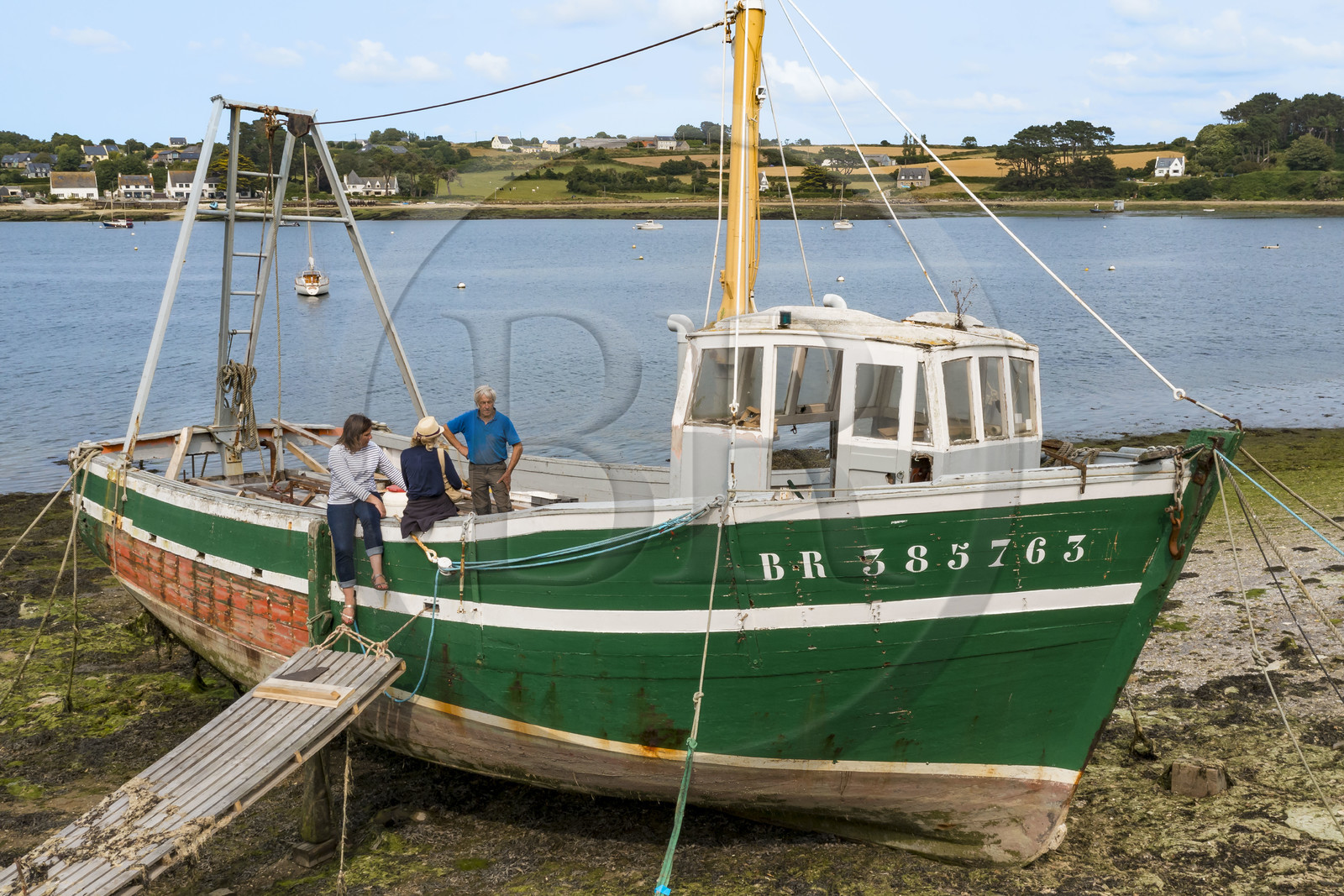 France, Finistère (29), Pays des Abers, port de Saint-Pabu sur l'Aber Benoit, chantier de construction navale Bégoc spécialisé dans la restauration de bateau en bois, dragueur en bois des années 60 specialement conçu pour la famille Madec pour l'ostréiculture (vue aérienne)
