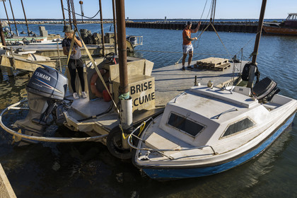 France, Hérault (34), Etang de Thau, Mèze, port du Mourre Blanc, les producteurs de coquillages Quentin et Emmeline à leur mas ostreicole