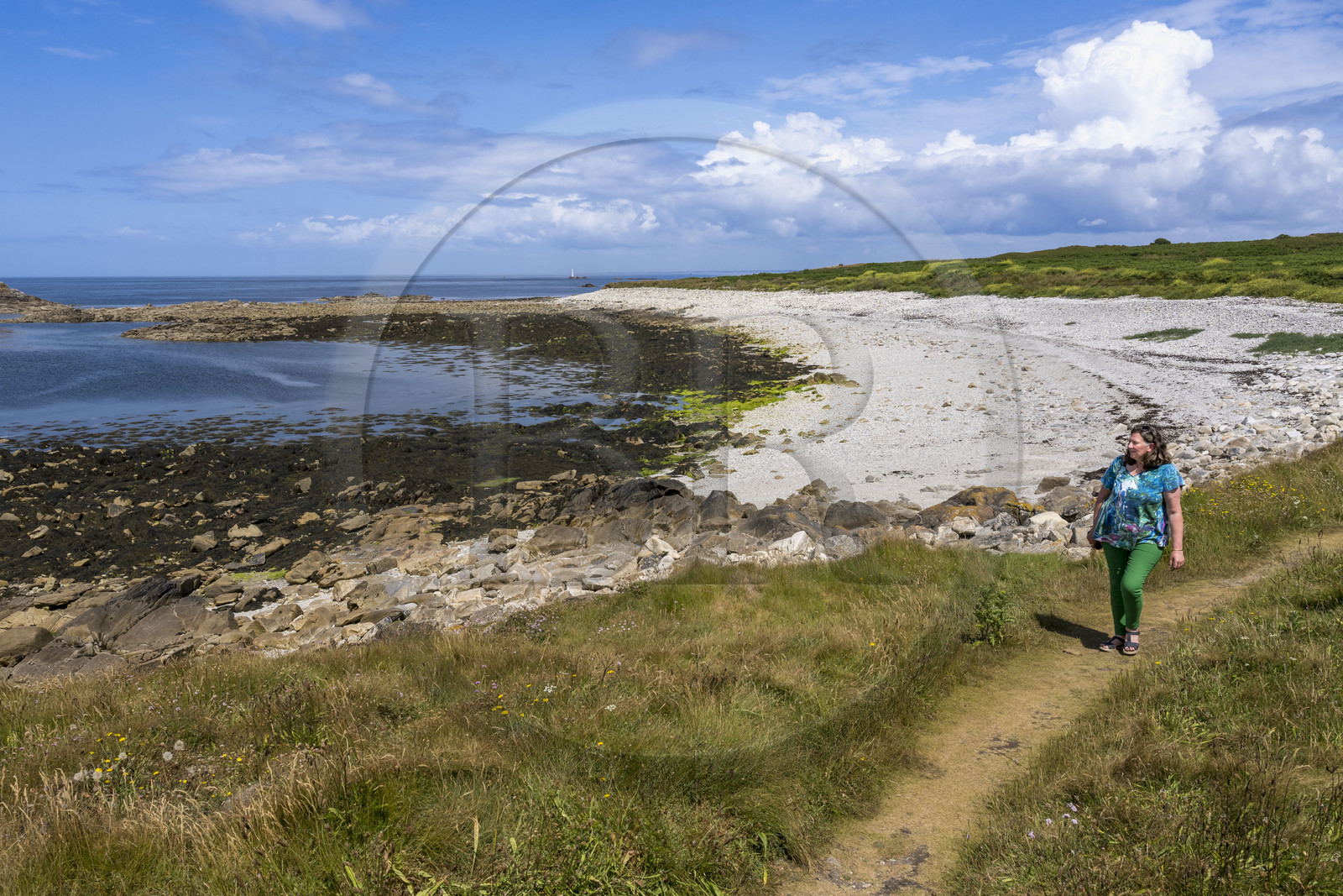 France, Finistère (29), Mer d'Iroise, Ile de Molène, Christine Demeure qui gère la seule épicerie de l'ile lors de sa promenade quotidienne sur la côte sauvage à l'Ouest, la grève du Roelen