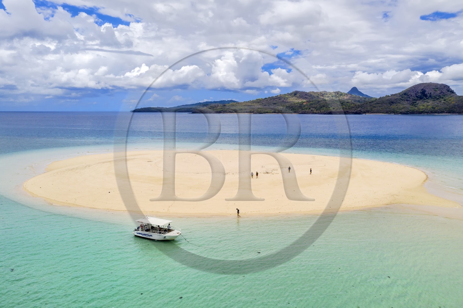 France, Ile de Mayotte, Grande-Terre, M'Tsamoudou, ilot de sable blanc sur le récif de corail dans la lagune face à la pointe Saziley (vue aérienne)