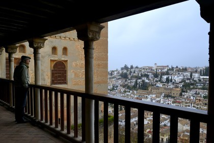 Espagne, Andalousie, Grenade, vue sur l'ancien quartier arabe de l' Albayzin classé Patrimoine Mondial de l'UNESCO et l'église San Nicolas depuis l'Alhambra