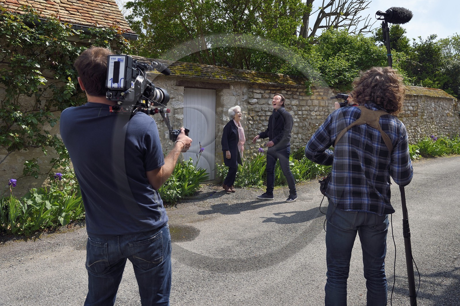 France, Yvelines (78), Montchauvet, tournage pour la télévision du Village Préféré des Français avec Stéphane Bern, Stéphane Bern en compagnie d'Annick Mouillard