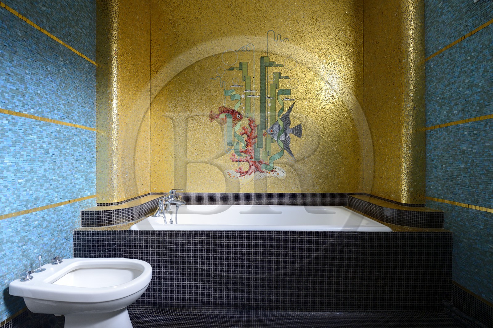 France, Ille-et-Vilaine (35), Rennes, la Maison Odorico rue Joseph Sauveur, mosaiques de Isidore Odorico dans la salle de bain