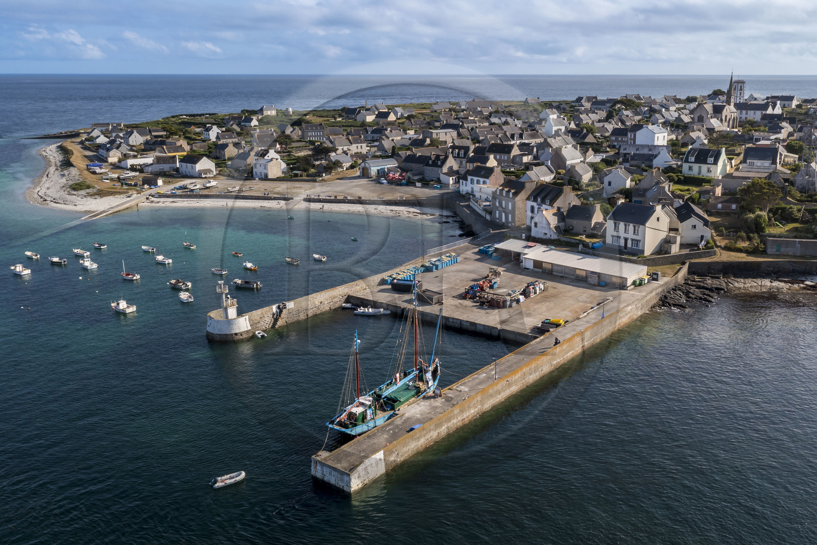 France, Finistère (29), Mer d'Iroise, archipel de Molène, Ile de Molène, le bourg et le navire Notre-Dame de Rumengol ancienne gabare à quai dans le port (vue aérienne)
