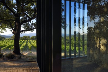 France, Bouches-du-Rhône (13),  Le Puy Sainte Réparade, Chateau La Coste domaine viticole et centre d'art contemporain, ancienne chapelle sertie dans un écrin de verre par l'architecte Tadao Antao (Mention Obligatoire)