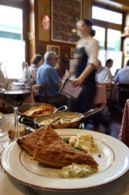 France, Rhône (69), Lyon, Restaurant bouchon lyonnais Daniel et Denise du chef Joseph Viola, meilleur ouvrier de France 2004, tablier de sapeur est une spécialité culinaire lyonnaise à base de gras-double