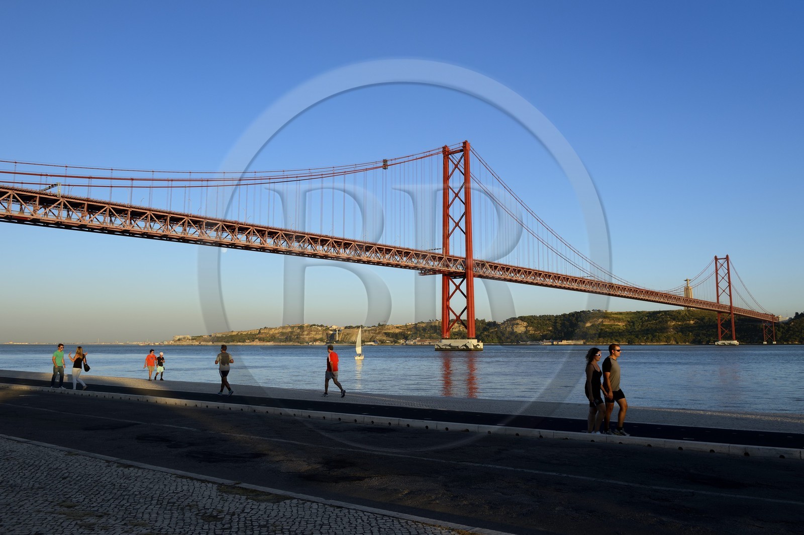 Portugal, Lisbonne, le pont du 25 de Abril sur le Tage et le  le Cristo Rei (Christ Roi)