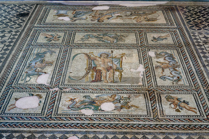 France, Bouches-du-Rhône (13), Arles, musée départemental Arles antique, détail de la mosaïque du Dieu du temps Aion (au centre) (fin IIe siècle) qui est le pavement de la salle à manger d'apparat d'une riche maison de ville romaine du site de l'ancienne verrerie de Trinquetaille sur la rive droite du Rhone