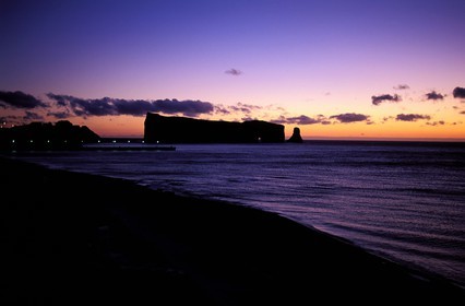 Canada, province de Québec, Gaspésie, Percé, le Rocher Percé au coucher de soleil