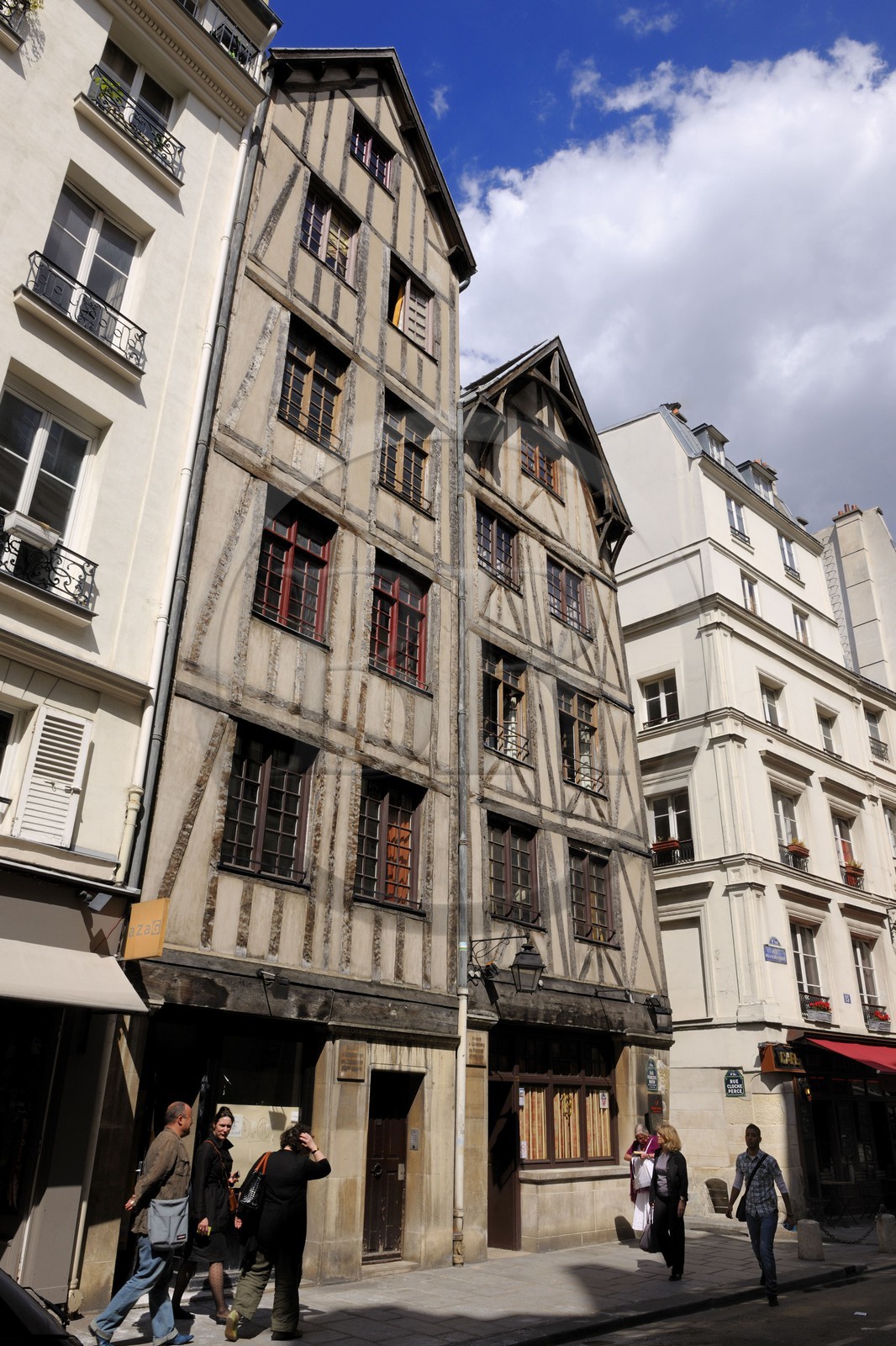 France, Paris (75), les plus anciennes maisons de Paris au 11 et 13 rue François Miron, maison à l'enseigne du mouton et maison à l'enseigne du faucheur (XIVe siècle)