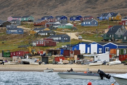 Groenland, cote Nord-Ouest, mer de Baffin, Qaanaaq ou Nouvelle Thule, les bateaux sont mis à l'eau depuis la plage du fait de l'absence d'un port