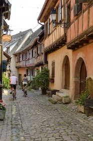France, Haut-Rhin (68), Eguisheim, labellisé Les Plus Beaux Villages de France, maisons traditionnelles à pans de bois dans la rue du Rempart Sud