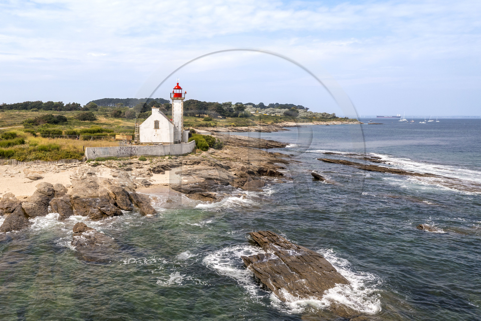 France, Morbihan (56), Ile de Groix, Locmaria, réserve naturelle géologique François Le Bail, le phare de la Pointe des Chats (vue aérienne)