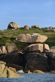France, Côtes-d'Armor (22), Côte de Granit Rose, Perros-Guirec, Ploumanac'h, ancien poste d'observation de douanier à la pointe de Squewel France, Cotes-d'Armor, Cote de Granit Rose (the Pink Granite coast), Perros Guirec, Ploumanach, former custom watchsite at the Pointe de Squewel