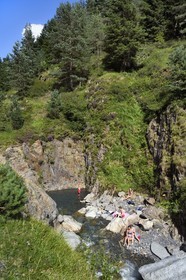 France, Hautes-Pyrénées (65), Saint-Lary-Soulan, vallée du Rioumajou, baignade dans la (rivière) Neste de Rioumajou