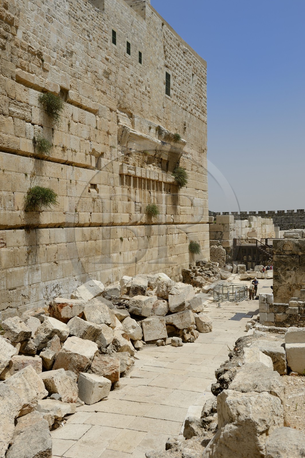 Israel, Jérusalem, ville sainte, vieille-ville classée Patrimoine Mondial de l'UNESCO, Le Mont du Temple au Centre Davidson, mur de soutènement ouest de l'esplanade du Temple construite par Hérode Ier le Grand, traces de l'arche de Davidson dans la rue d'Hérode