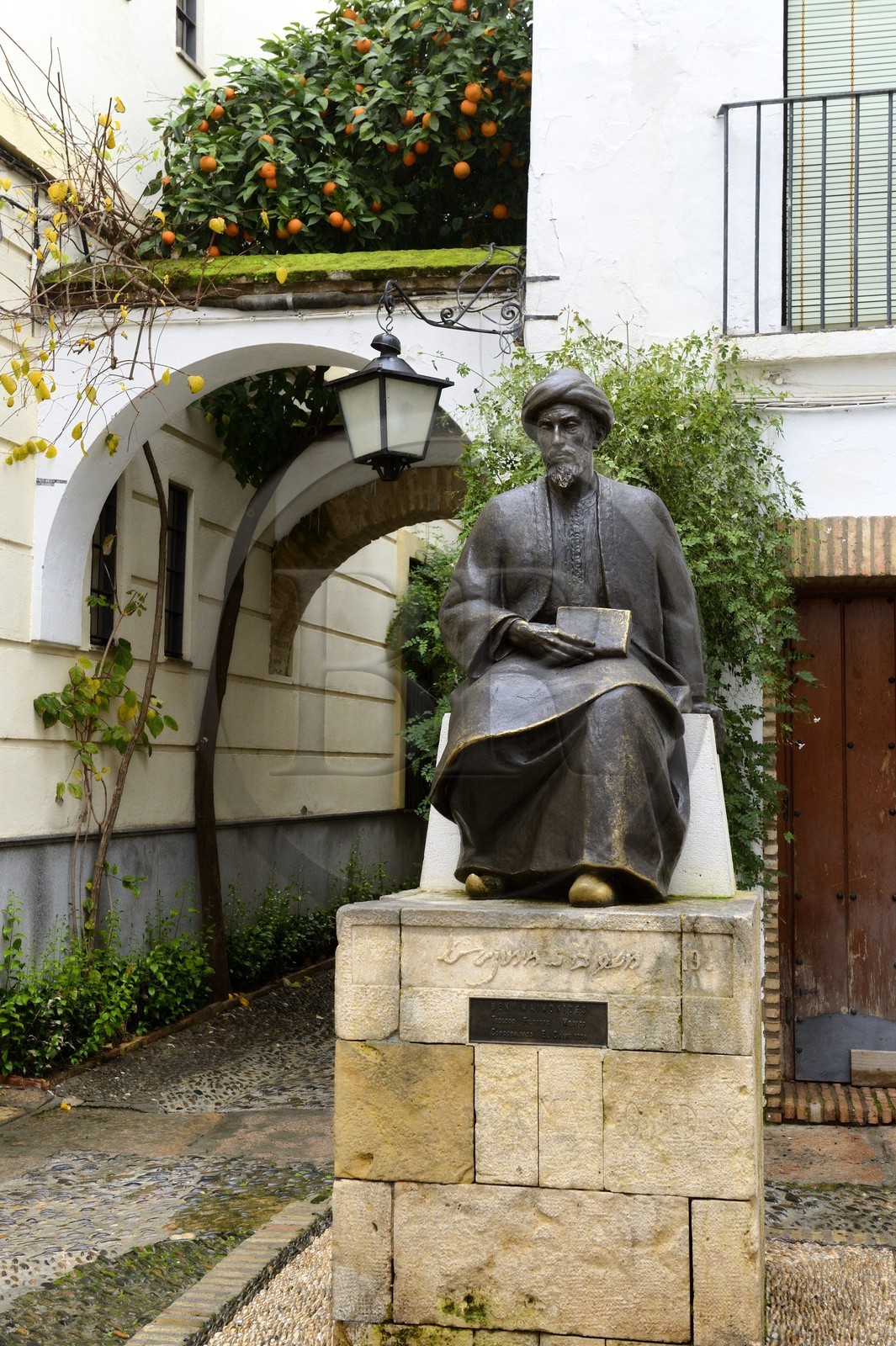 Espagne, Andalousie, Cordoue, centre historique classé Patrimoine Mondial de l'UNESCO, quartier de la Juderia, statue du médecin et philosophe juif cordouan Ben Maimonides (Moïse Maïmonide) 1138-1204