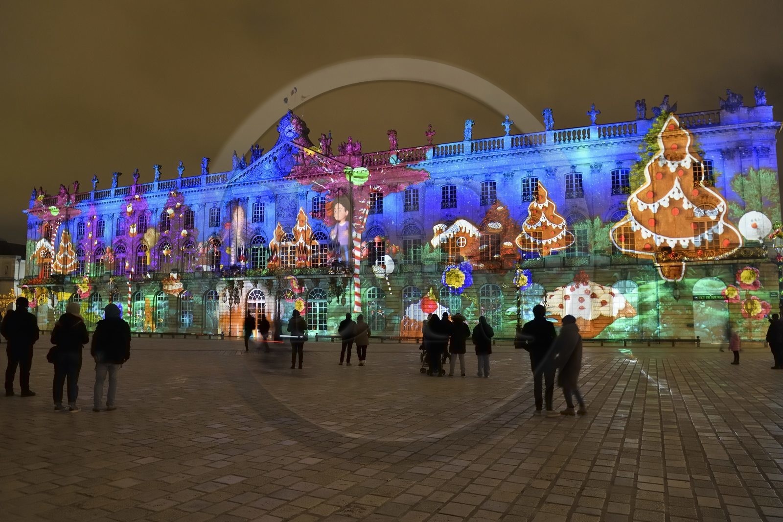 France, Meurthe-et-Moselle (54), Nancy, place Stanislas (ancienne Place Royale) lors de la fête de la Saint-Nicolas, classée Patrimoine Mondial de l'UNESCO,  l'Hotel de ville aux couleurs de la Saint-Nicolas