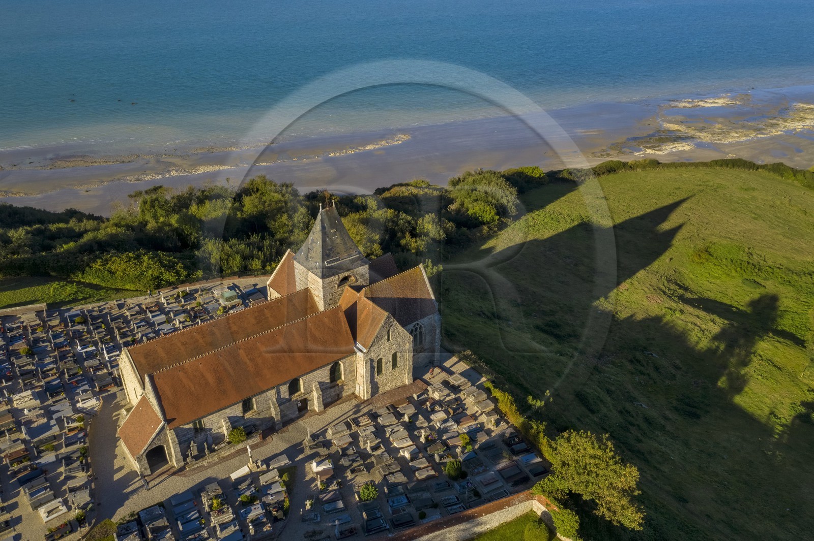 France, Seine-Maritime (76), Côte d'Albatre, Pays de Caux, l'église Saint-Valery de Varengeville-sur-Mer et son cimetière marin surplombant les falaises de la Côte d'Albatre (vue aérienne)