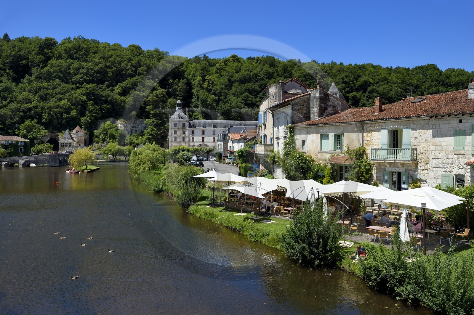 France, Dordogne (24), Brantôme, terrasses de restaurants en bordure de la Dronne et l'abbaye bénédictine Saint-Pierre de Brantôme en arrière plan