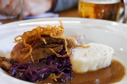 République Tchèque, Prague, centre historique classé Patrimoine Mondial de l'UNESCO, quartier Mala Strana, restaurant Malostranska Beseda, canard roti avec du chou rouge et quenelles de pain (knedlik)