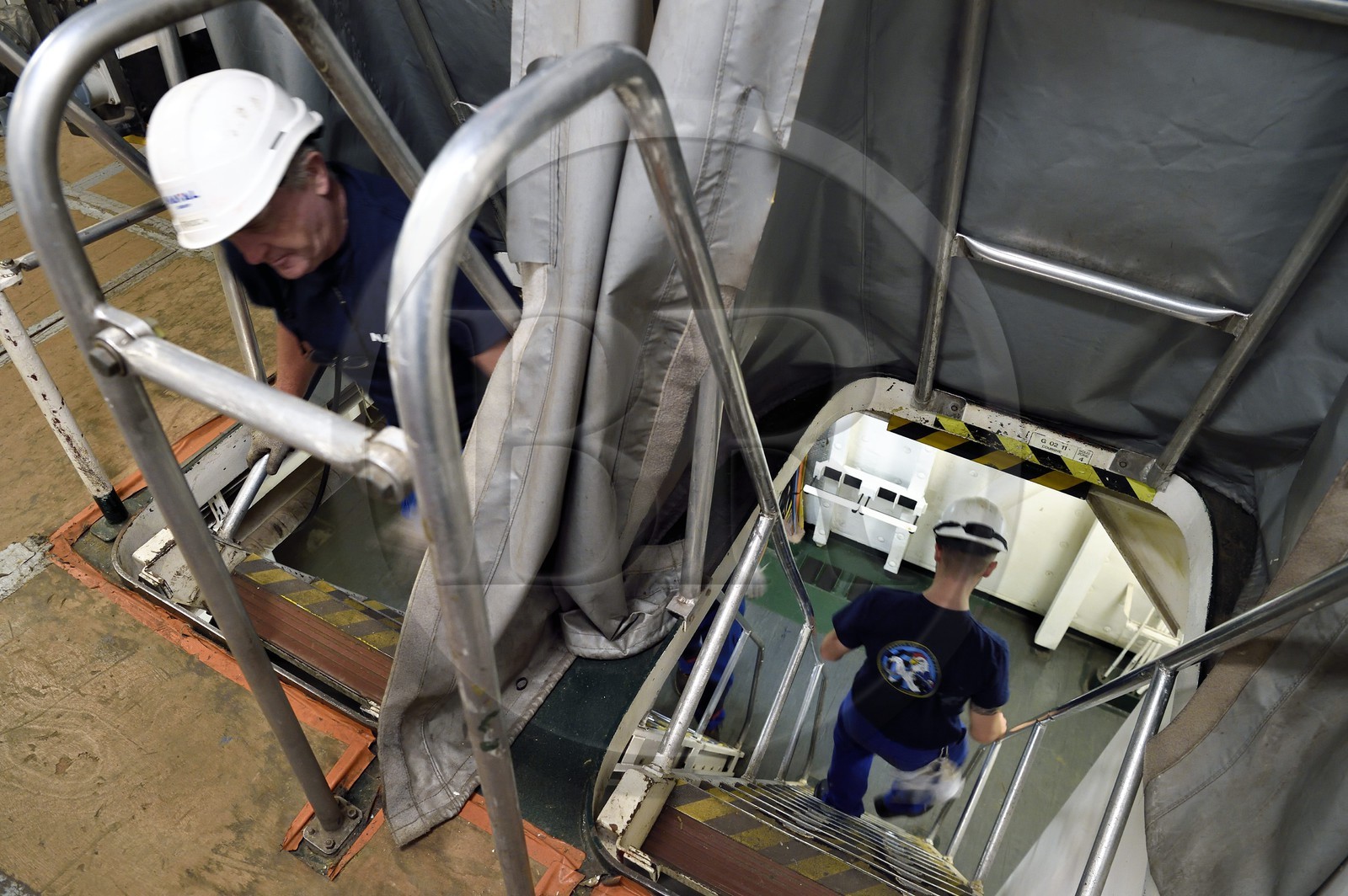 France, Var (83), Toulon, la base navale (Arsenal), le porte-avions à propulsion nucléaire Charles de Gaulle en rénovation de mi-vie, une échappée (échelle-escalier)