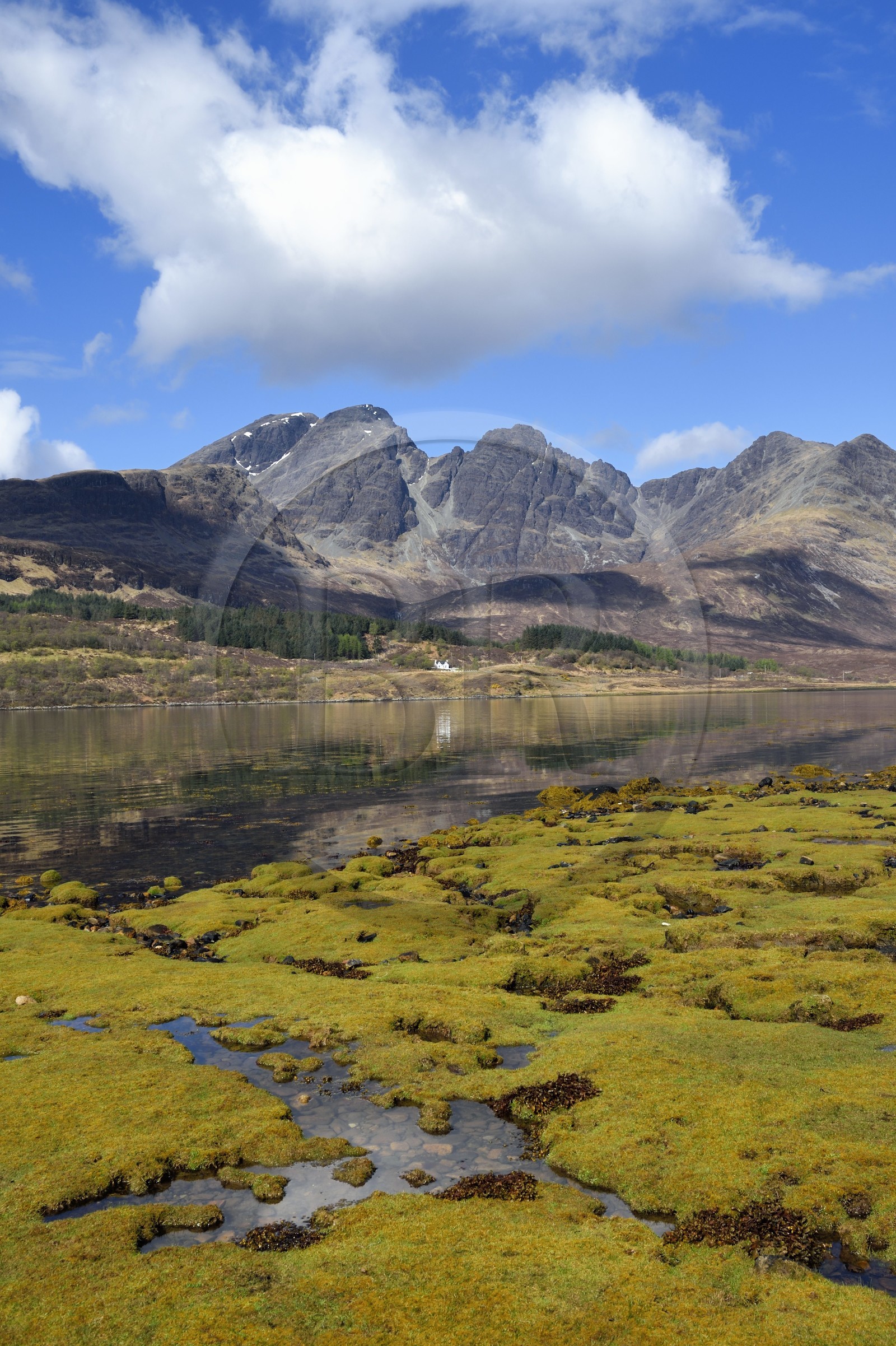 Royaume-Uni, Ecosse, région des Highlands, les Hébrides, Ile de Skye, le Loch Slapin vers Torrin et les montagnes des Red Cuillin
