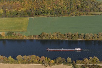 France, Eure (27), péniche sur la Seine à Villiers-sur-le-Roule en amont des Andelys (vue aérienne)