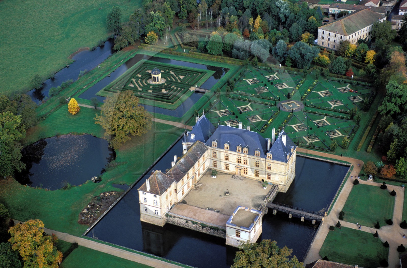 France, Saône-et-Loire (71), Mâconnais, château de Cormatin (début XVIIsiècle) et son labyrinthe (vue aérienne)