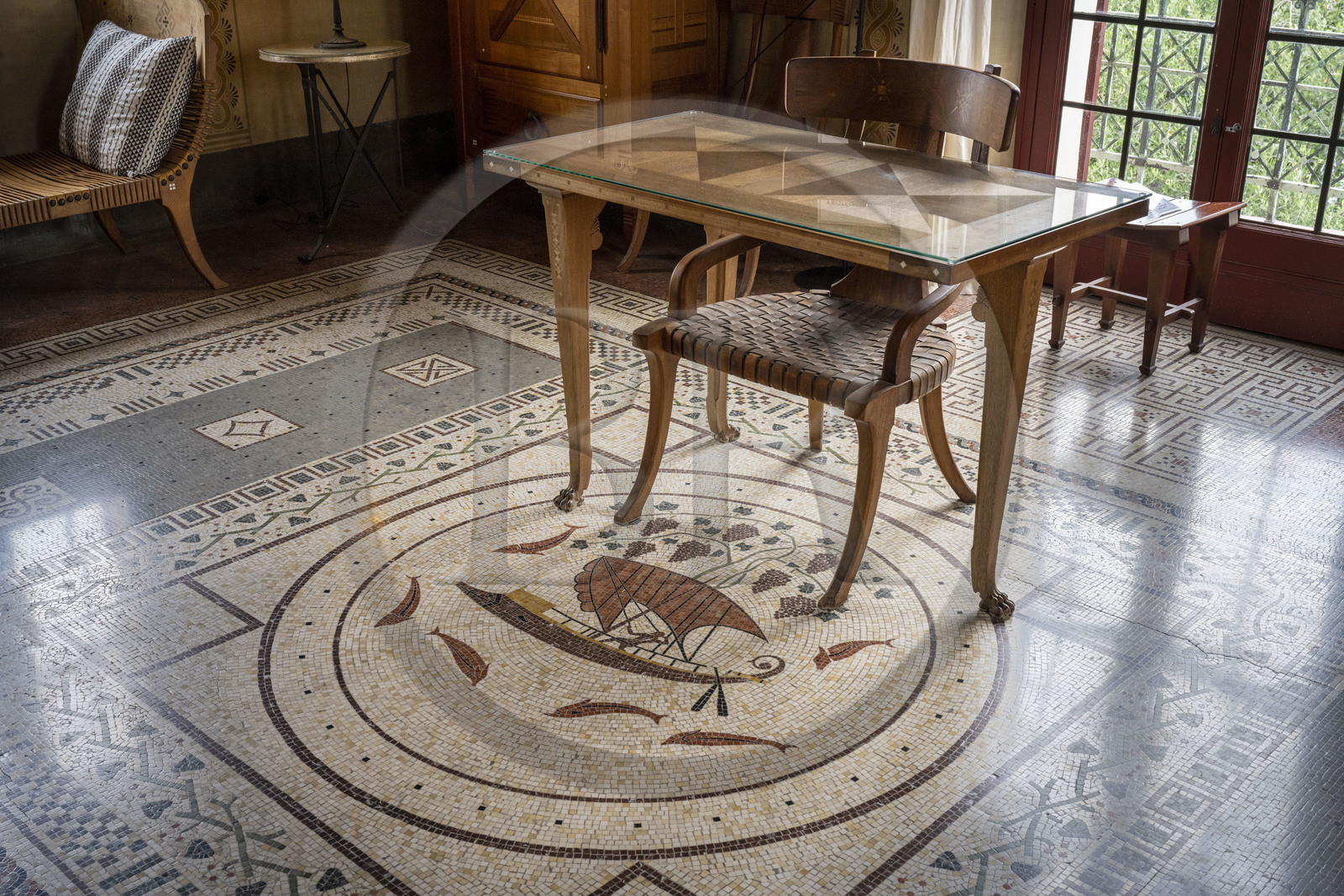 France, Alpes-Maritimes (06),  France, Alpes Maritimes (06), Beaulieu sur Mer, villa Kerylos de style neo-grec construite en 1908 par architecte Emmanuel Pontremoli, chambre de Théodore Reinach, table traditionnelle à trois pieds