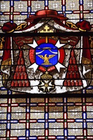 France, Corse-du-Sud (2A), Ajaccio, Palais Fesch, la chapelle impériale construite sous Napoléon III, vitrail représentant les armes et les attributs écclésiastiques du cardinal Fesch