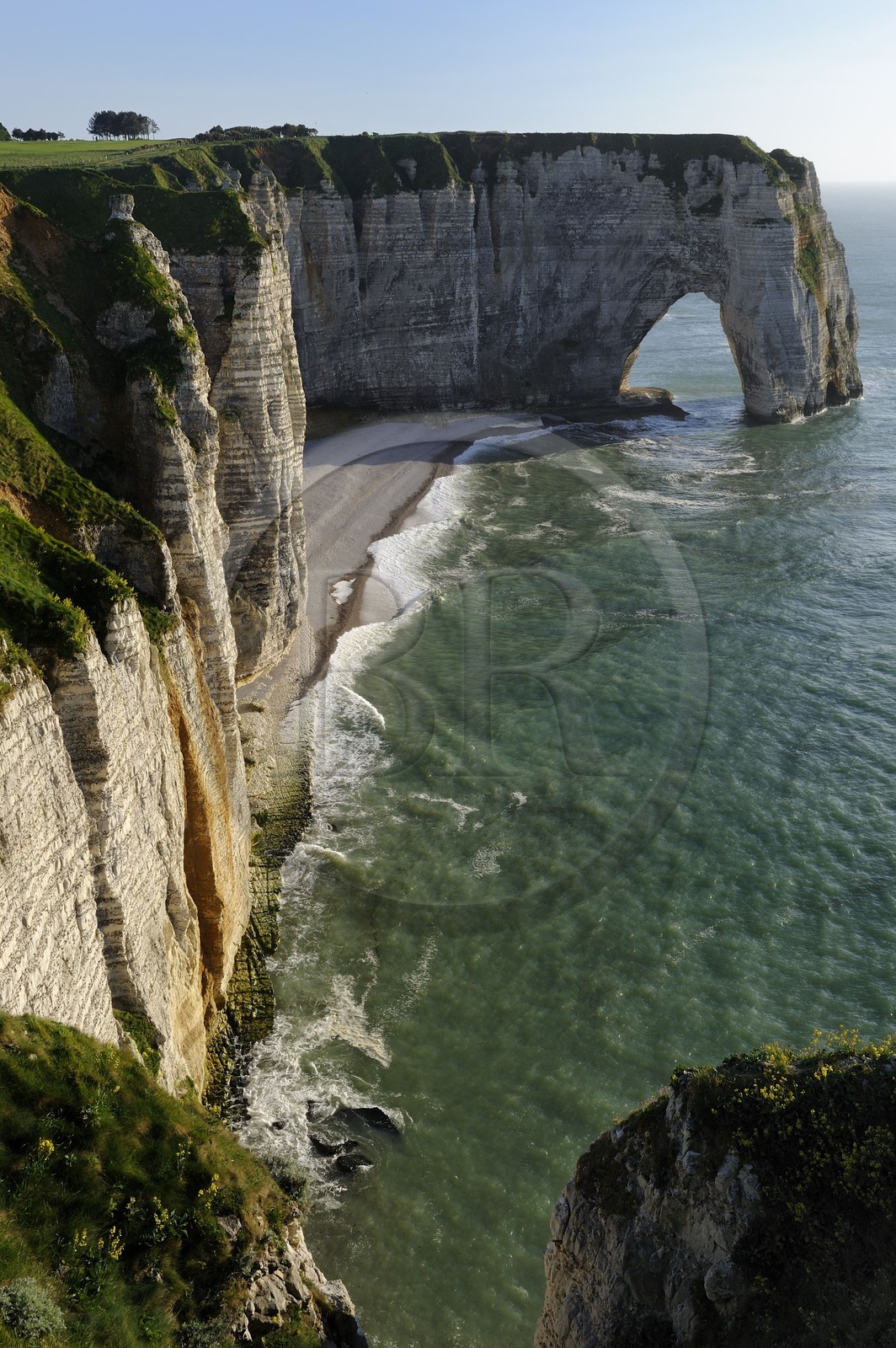 France, Seine-Maritime (76), Pays de Caux, Côte d'Albâtre, Etretat, la falaise d'Aval et La Manneporte