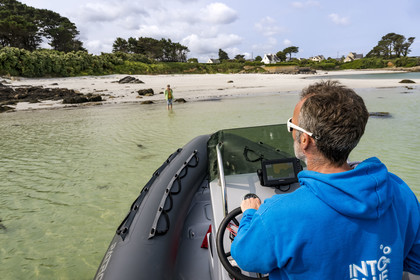 France, Finistère (29), Pays des Abers, estuaire de l'Aber Wrac'h, l'apnéiste Franck Daouben aborde la plage de Penn Enez en zodiac