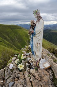 France, Pyrénées-Atlantiques (64), Pays-Basque, chemin de Saint-Jacques de Compostelle sur le GR 65 entre Saint-Jean-Pied-de-Port et Roncevaux, la Vierge de Biakorri sur la montagne Urculu, elle a été édifiée en ce lieu pour protéger les troupeaux de la foudre et pour guider le chemin des pèlerins de Saint-Jacques-de-Compostelle