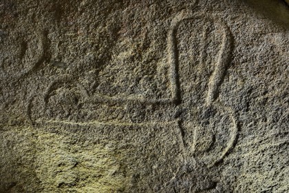 France, Morbihan (56), Golfe du Morbihan, Locmariaquer, le cairn de la Table des Marchands, dalle gravée d’une hache emmanchée