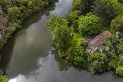France, Vendée (85), Mervent, cycliste dans une des boucles de la rivière La Mère dans la forêt de Mervent (vue aérienne)